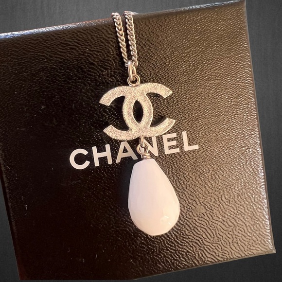 🖤 EUC🖤 Authentic CHANEL CC Logo Drop Necklace - Picture 6 of 7